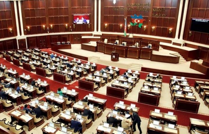 250 manat dövlət rüsumu müəyyən edilir