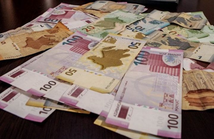 Dövriyyədə olan nağd pul və bank ehtiyatları 600 milyon manata yaxın artıb