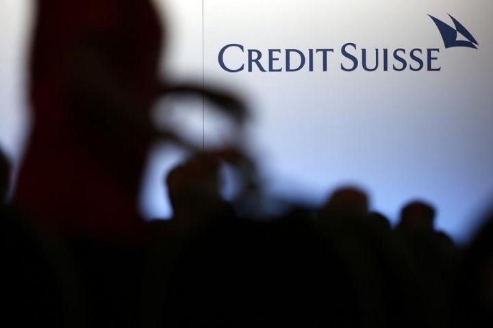 UBS və Credit Suisse səhmləri 3,25 milyard dollarlıq birləşmə elan edildikdən sonra ucuzlaşıb