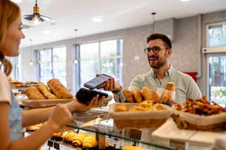 Ödəniş kartlarının sayı 22 milyon ədədə, nağdsız ödәnişlәrin hәcmi isə 8 milyard manata yaxınlaşıb