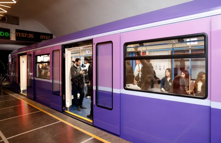 Bakı metropoliteni xətlərində daha 15 yeni vaqon istismara buraxıldı
