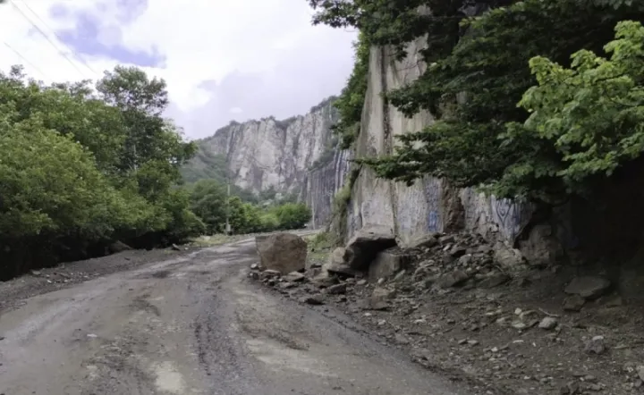 İsmayıllı-Lahıc yolunda sürüşmə olub, yol bağlanıb