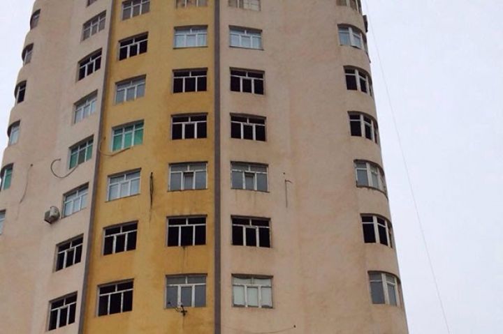 Bakıda 16 mərtəbəli bina çatladı