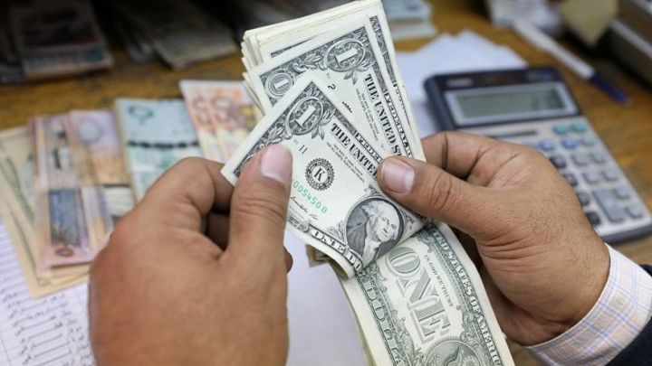 Azərbaycanda əhalinin bank əmanətlərinin dollarlaşması azalıb