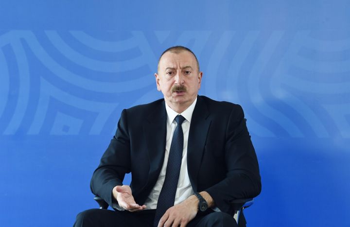 “Kimin dabanlarını yalayırsan yala...”