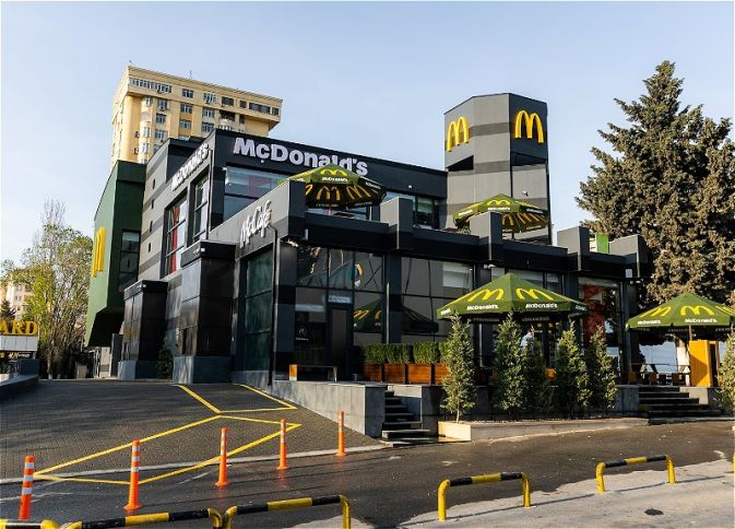 “Memar Əcəmi” yaxınlığında yerləşən “McDonald’s restoranın təmirdən sonra açılışı olub – FOTO