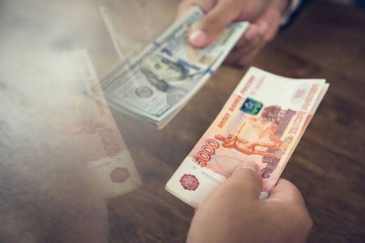 Moskva birjasında hərracların açılışında dolların məzənnəsi dəyişməyib
