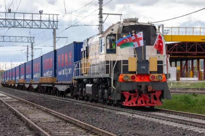 Bakı–Tbilisi–Qars dəmir yolu modernləşdirilmədən sonra istifadəyə verildi, qatar yola düşdü